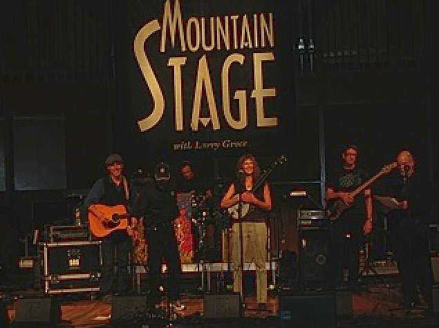 Pat and Robin performing on Mountain Stage
